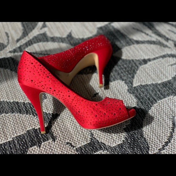 Gianni Bini Ruby Red Heels - Picture 1 of 6